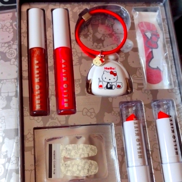 All 👀 on Hello Kitty Glitter Eyeliner Appliques - Picture 5 of 16